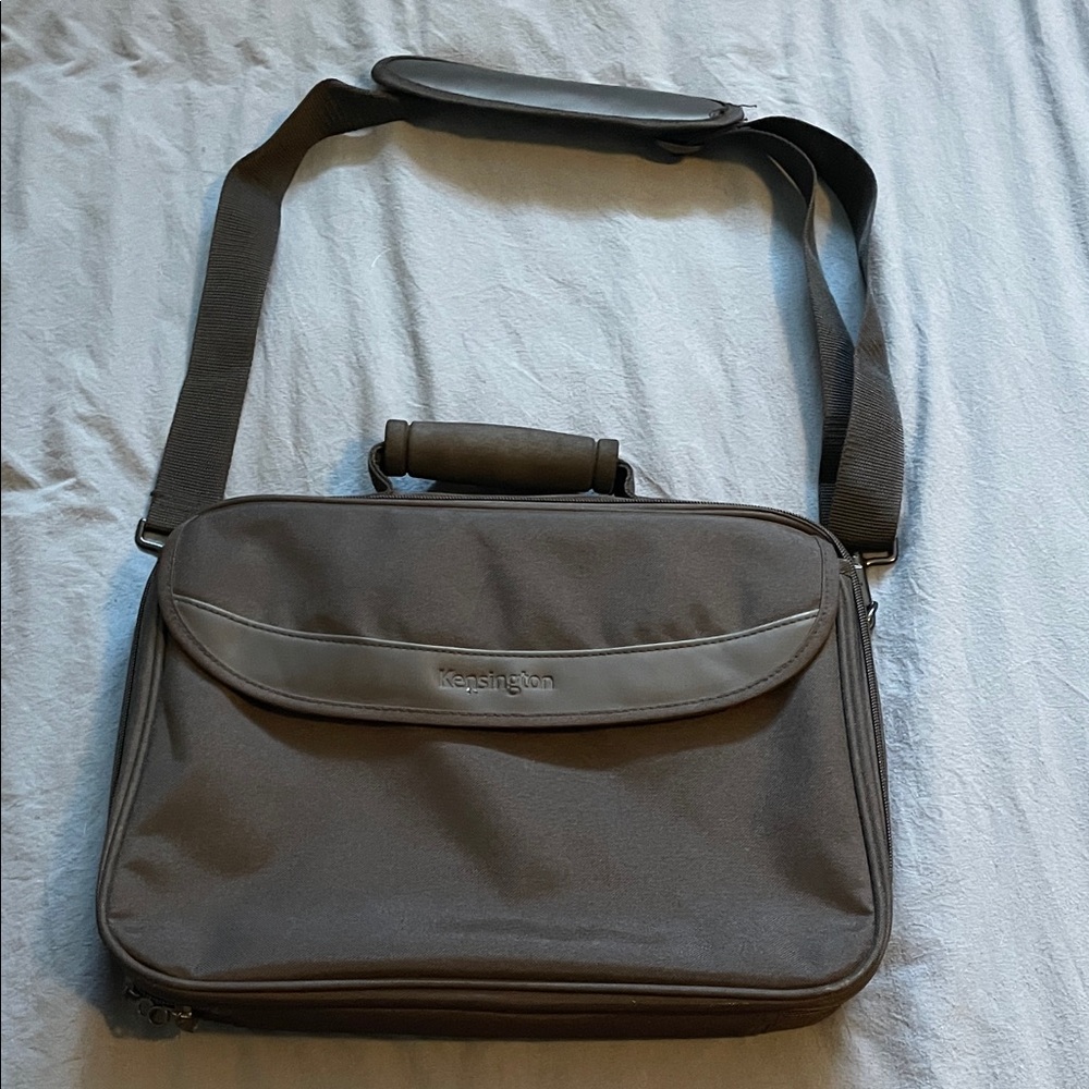 Laptop bag with removable straps